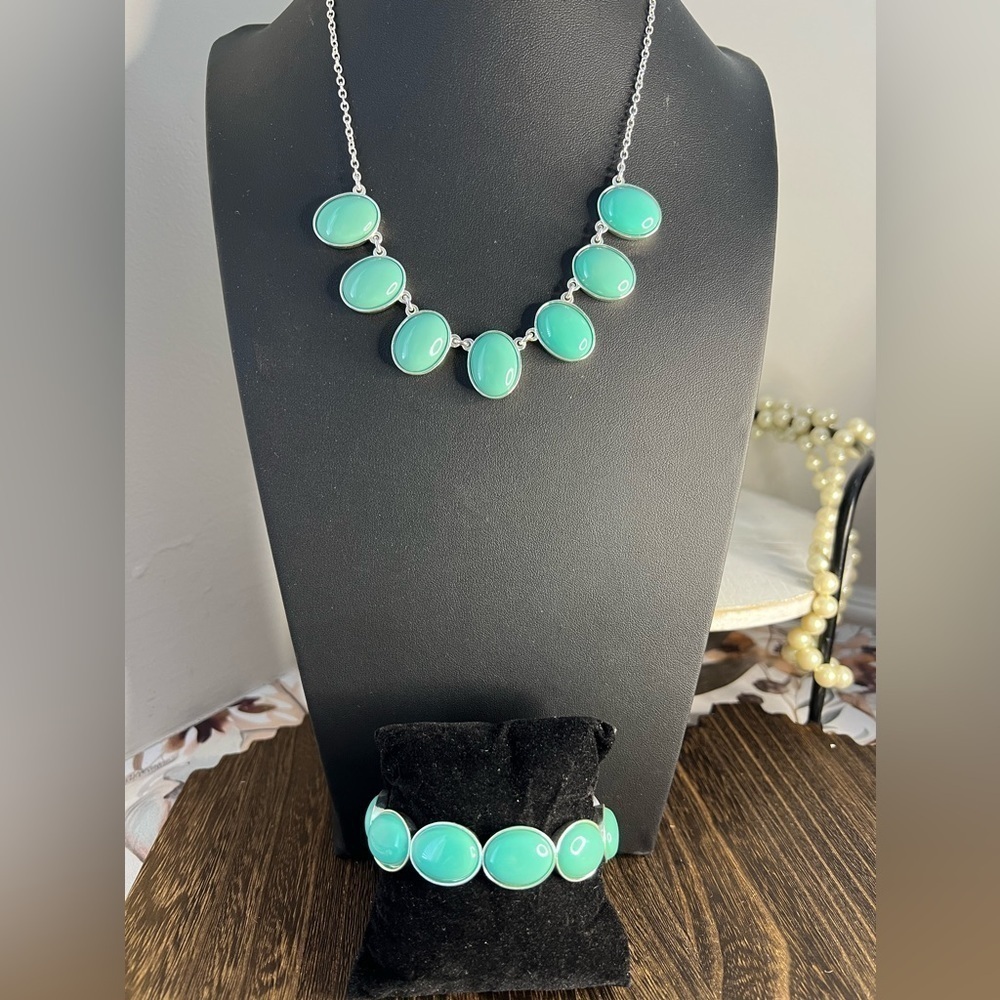 Liz Claiborne Teal & Silver Tone Necklace & Bracelet Set D7